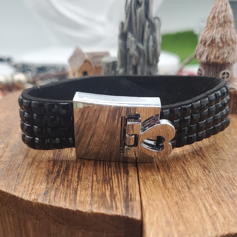 Flashy Y2k Black Beaded Bracelet with Heart Clasp B3420